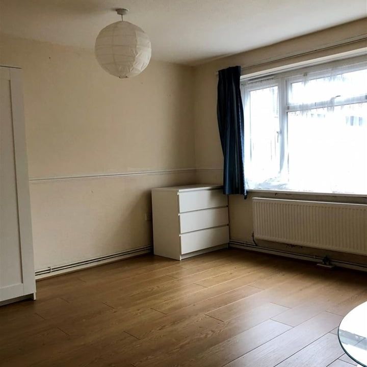 3 Bed Terraced House, Birch Close, E16 - Photo 1