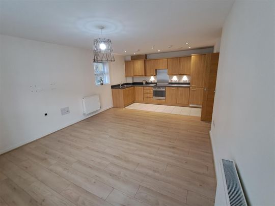 2 bed flat to rent in Walton Road, Bushey, WD23 - Photo 1