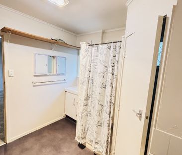 NEW LYNN, 1 BEDROOM - Photo 1