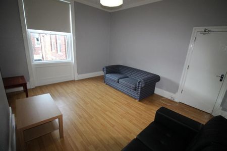 4 bedroom flat to rent - Photo 2