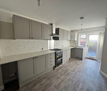 3 bedroom flat to rent - Photo 5