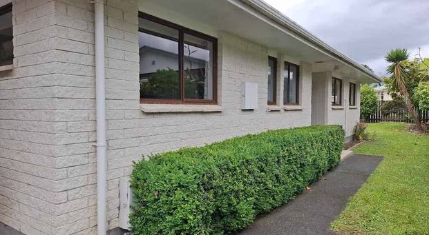 A lovely , sunny stand-alone, house in Waterloo - Photo 1