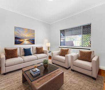 3 Beds Family House On A quiet Street Available Now! ! ! - Photo 1