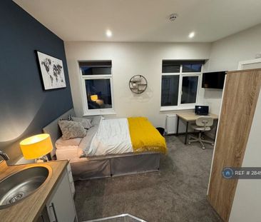 8 bedroom semi-detached house to rent - Photo 2