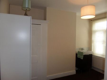 1 bedroom in a house share to rent - Photo 5