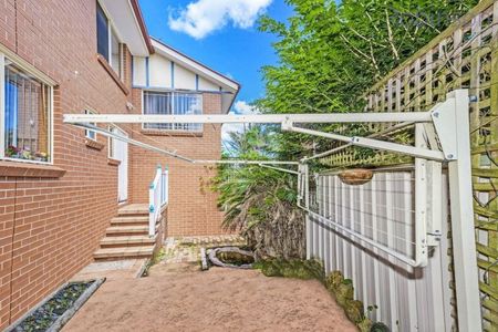 Spacious three bedroom townhouse in a beachside suburb - Photo 4