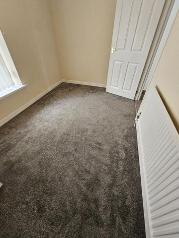 3 bedroom end of terrace house to rent - Photo 2