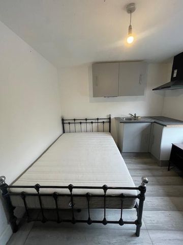 Studio to rent - Photo 3