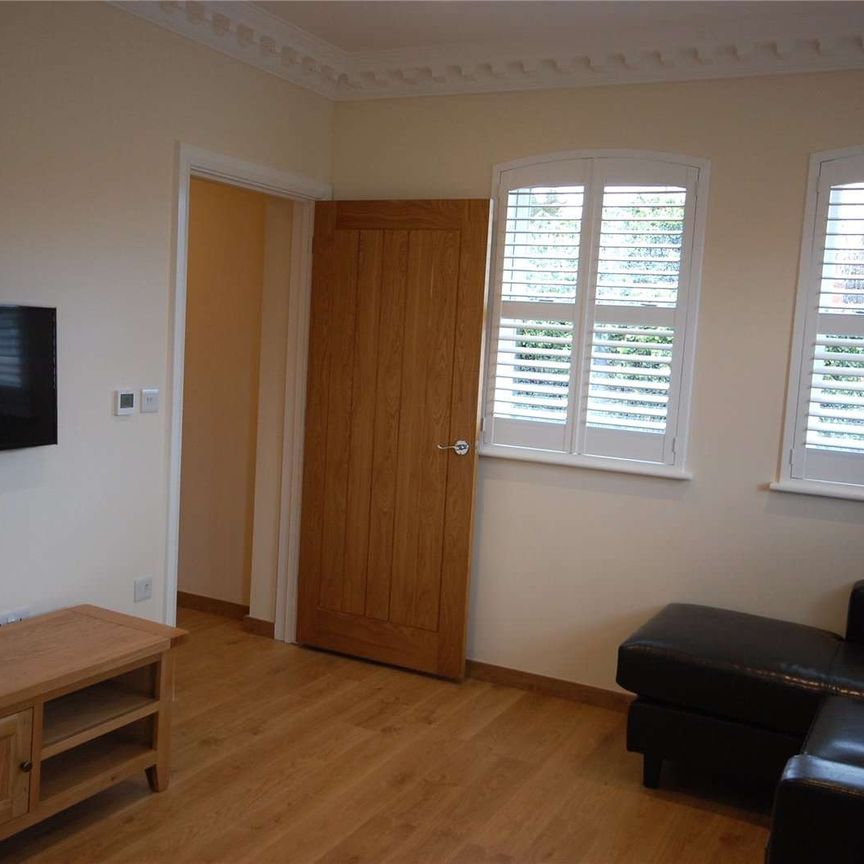 A first floor one bedroom apartment to rent at Castle Crescent, approximately half a mile from the very heart of Reading's town centre. - Photo 1
