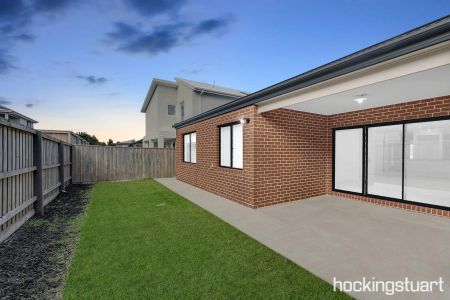 GREAT FAMILY HOME IN HEART OF WOLLERT - Photo 5