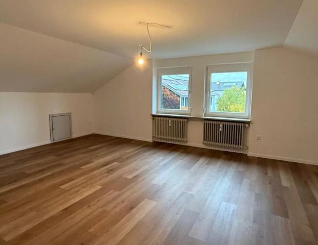 Dachgeschosswohnung frisch saniert und renoviert inkl. neue Einbauküche - Foto 1