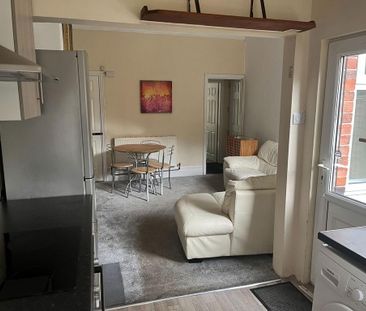 4 bedroom terraced house to rent - Photo 3