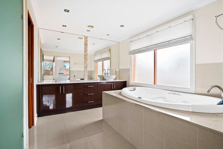 Spacious Family Living with Modern Comforts - Photo 5