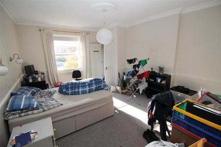 4 bedroom flat to rent - Photo 2