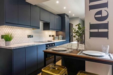 Luxury Bed Student House - Bathrooms - Bills Inc, LN1 - Photo 5