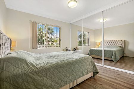 Updated Spacious Two Bedroom Apartment, Centrally Located, Very Leafy Aspect - Photo 5