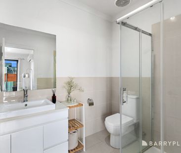 Modern Luxury Living: 3 Bed, 2 Bath Town Residence in Mount Waverley - Photo 2