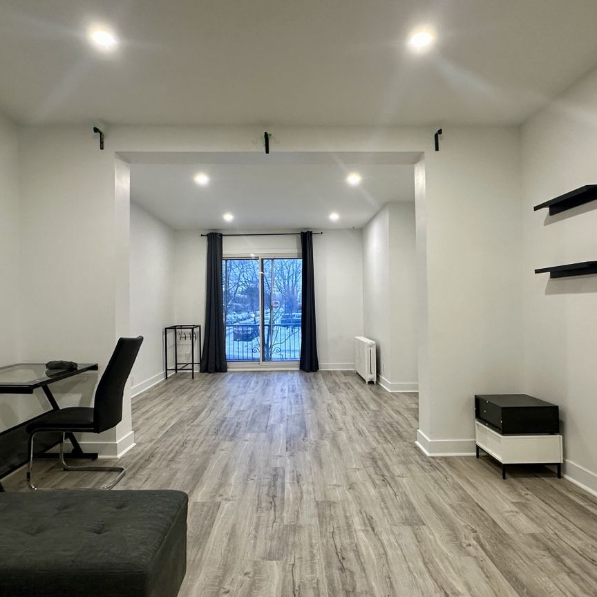 Verdun - 10 minutes du bord de l'eau : Grand logement rénové de 3 chambres (1600+ pc) offert en location semi-meublée. - Photo 1