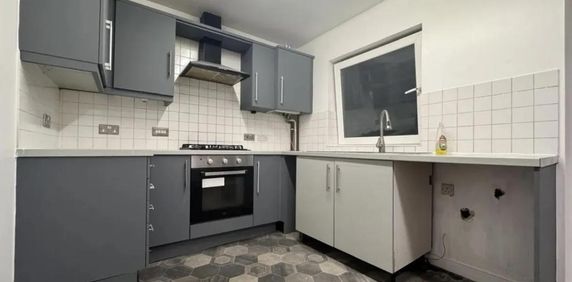 4 bedroom semi-detached house to rent - Photo 2