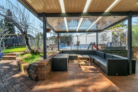 Spacious 5-Bedroom Family Home with Pool - Photo 4