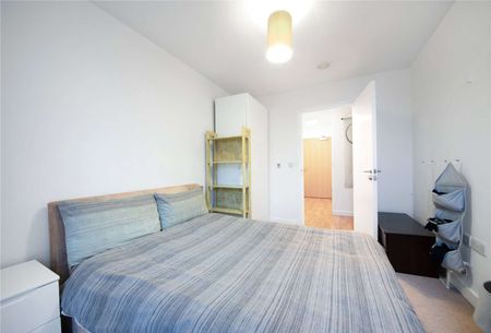 A modern 2 bedroom apartment situated on the fourth floor of the popular VIVO development located in the heart of Stepney Green. - Photo 4