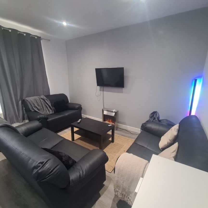 6 Bed - 18 School View, Hyde Park, Leeds - LS6 1EN - Student - Photo 1