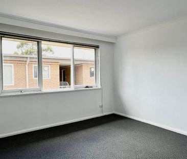 Spacious Two Bedroom Apartment! - Photo 2