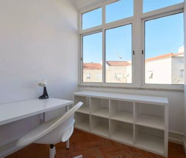 Room in a shared 11-bedroom apartment for rent in Lisbon. - Foto 6