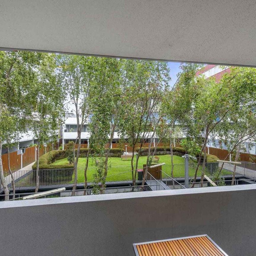 DELIGHTFUL ONE BEDROOM APARTMENT IN 'WAREHOUSE 5' - Photo 1