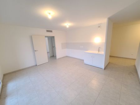 Location Appartement 3 pièces 67m² MARSEILLE 9ème - Photo 4