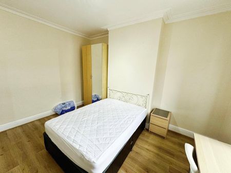 4 bedroom terraced house to rent - Photo 3