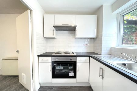 1 bed Flat Porter Close, RM20 - Photo 4