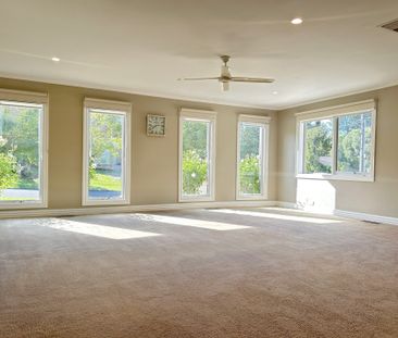 Family Home with Swimming Pool - Photo 6