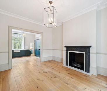 An immaculately presented four bedroom white stucco fronted house to rent in South Kensington, SW7 - Photo 1