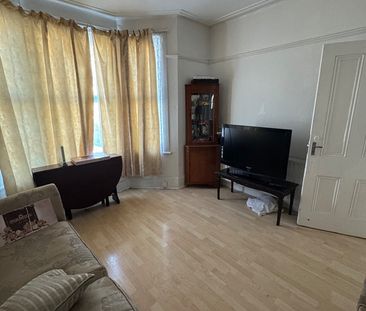 Room in a Shared House, Hartley Road, CR0 - Photo 1