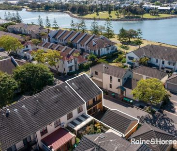 Stunning 3-bedroom townhouse in sought after location - Photo 3