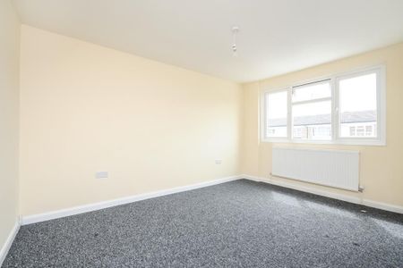 4 bedroom end of terrace house to rent - Photo 2