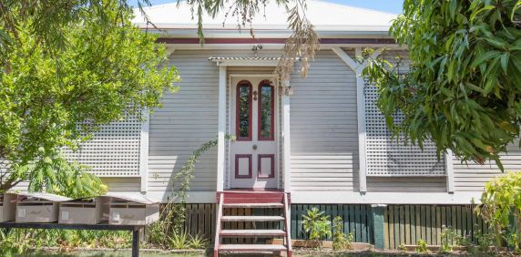 Character Home Divided into Flats in the Heart of Woolloongabba - Photo 2