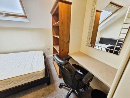 3 bedroom flat to rent - Photo 3