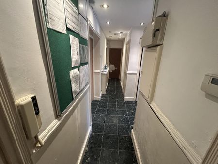 1 bedroom in a flat share to rent - Photo 3