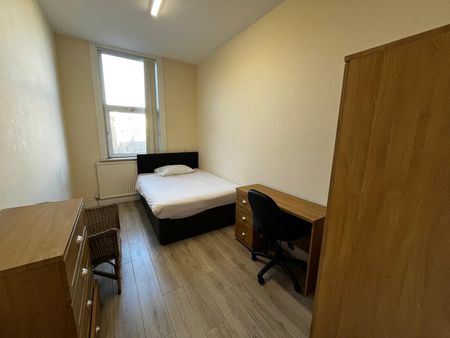Room in a Shared Flat, Bury New Road, M7 - Photo 4