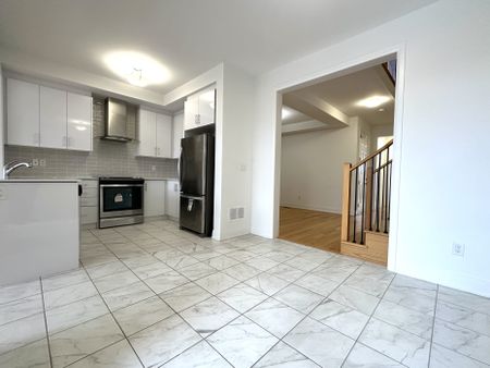 For Lease - 10 Richard Boyd Drive, East Gwillimbury, Ontario - Photo 3