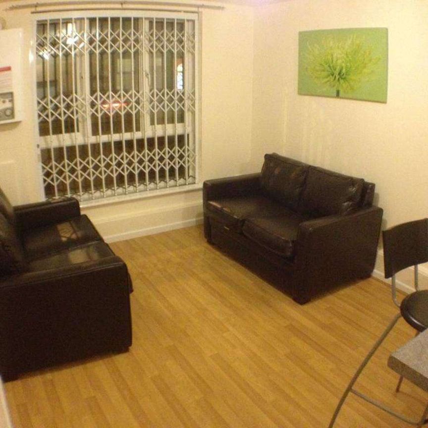 £395pcm INCLUSIVE OF ALL BILLS. Room 2 - Photo 1