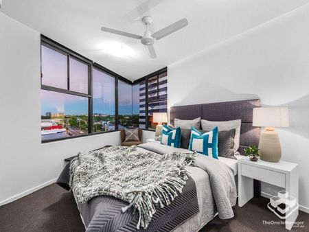 Stunning 3-Bedroom 2B2C Apartment in The Foundry â Woolloongabba - Photo 2