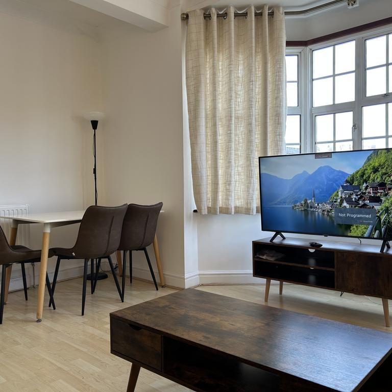 4 bedroom flat to rent - Photo 1