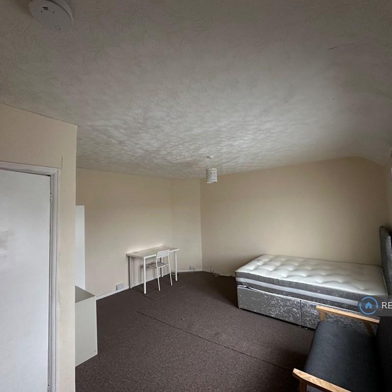 3 bedroom flat to rent - Photo 1