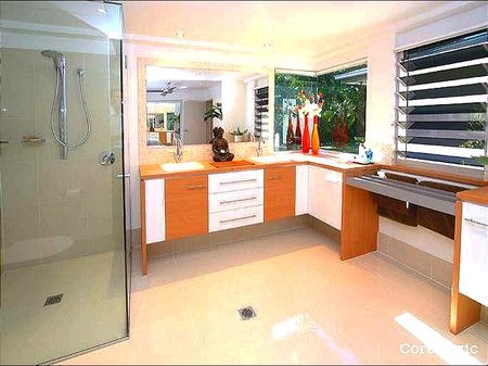 $720 For 3 bedrooms at CLEVELAND Lovely family home available now - Photo 5