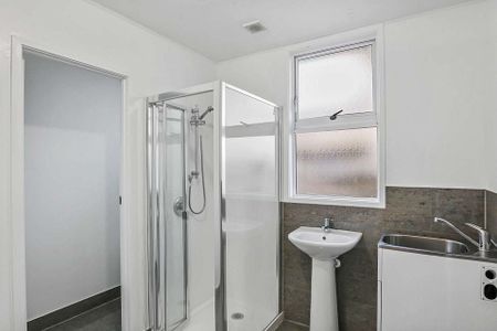 Private 1-Bedroom 1-Office Kingsland Duplex Unit - Photo 5