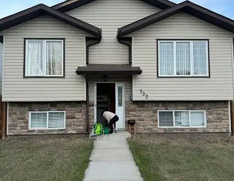 Spacious 5-Bedroom House for Rent – 132 Jordan Parkway, Red Deer — 5 Bedrooms House - Photo 1