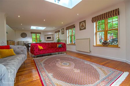 4 bedroom detached house to rent - Photo 4